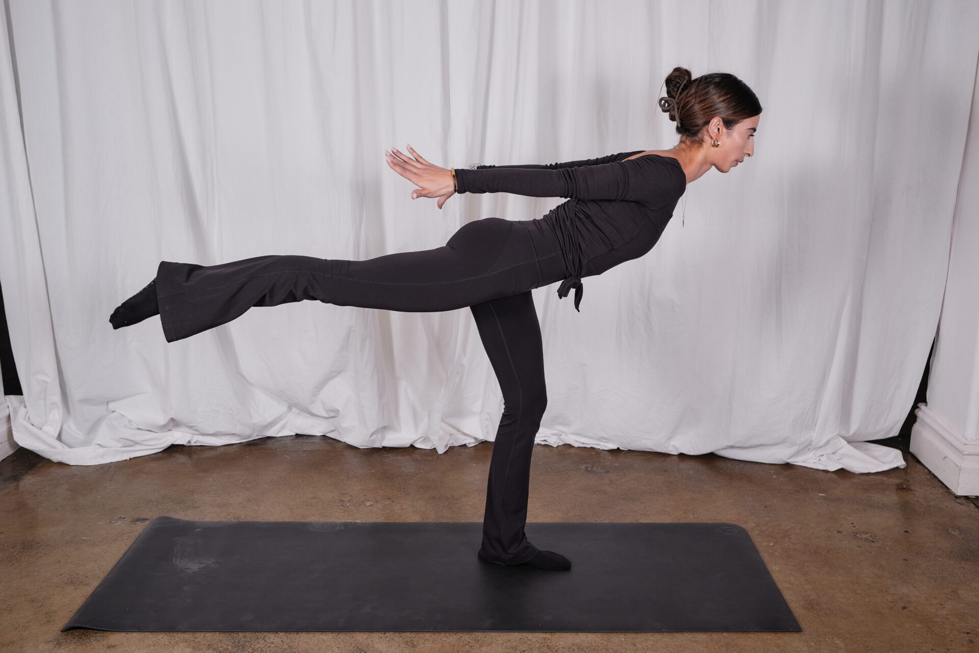 Mel from Pilates Classes Online teaching an online pilates at home showing how to get results